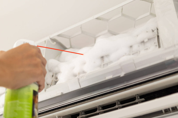 nettoyage du climatiseur avec nettoyant à mousse pulvérisée - Photo, image