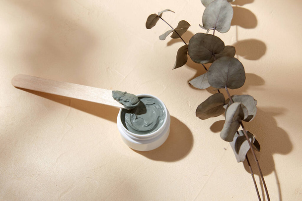 masque en argile cosmétique dans un bocal avec spatule en bois - Photo, image