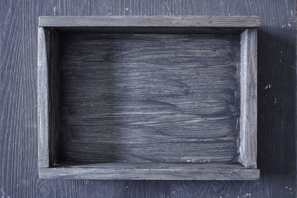 Una foto de estudio de una caja de madera negra - Foto, imagen