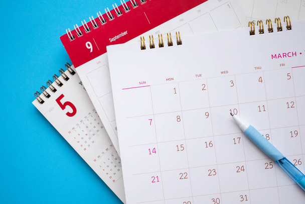 Kalenderblatt mit Stift aus nächster Nähe auf blauem Hintergrund Geschäftsplanung Terminbesprechungskonzept - Foto, Bild