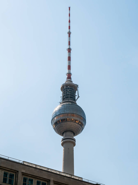 Berlínská televizní věž z nízkého úhlu v létě, Německo - Fotografie, Obrázek