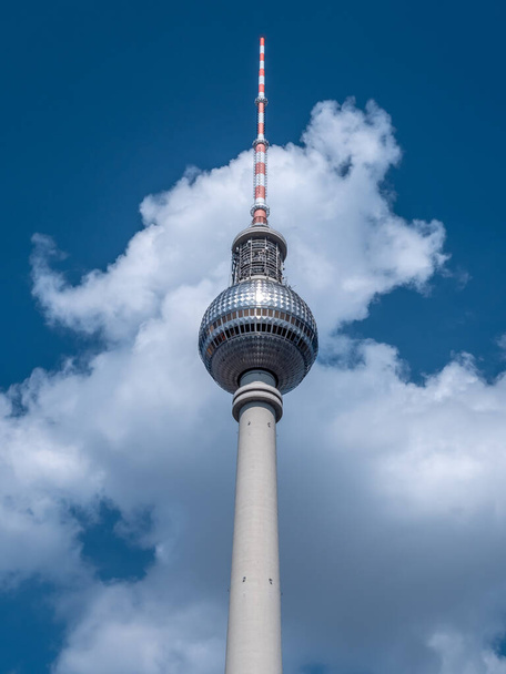 Berlijn Televisie Toren vanuit lage hoek tijdens de zomer, duitsland - Foto, afbeelding