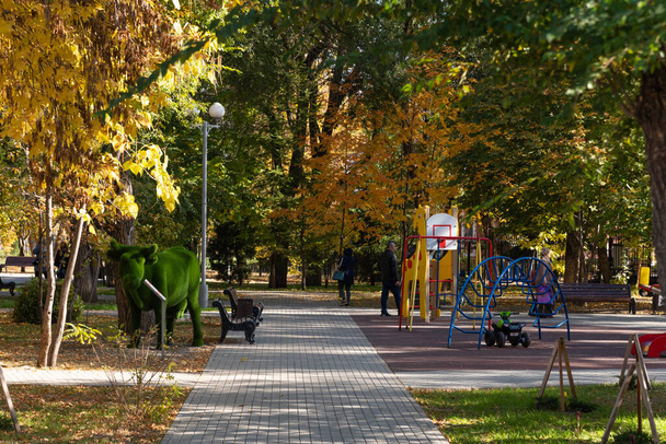 Engels, Saratov bölgesi, Rusya, 12 Ekim 2020 - Rus taşra kasabasındaki çocuk parkı - Fotoğraf, Görsel