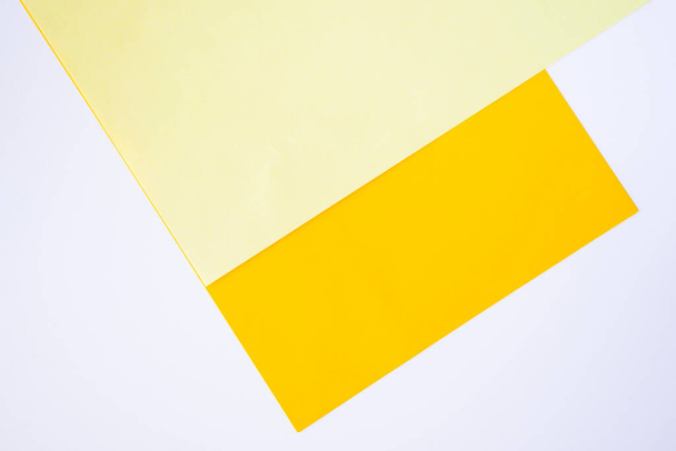 カラフルな紙の背景、黄色と白の紙のボードと幾何学的な数字、パステルカラー - 写真・画像