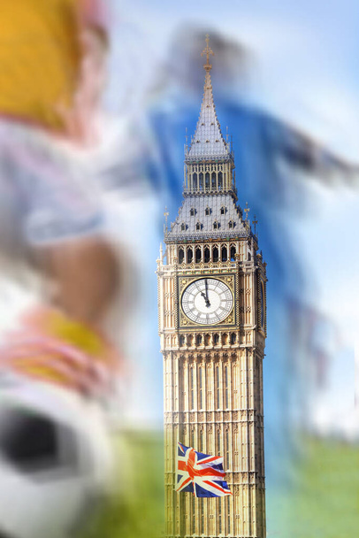 Big Ben mit Fußballern in London, Großbritannien - Foto, Bild
