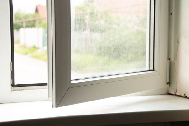 piszkos ablak párkány penész a nedvesség, gomba az ablakon a lakásban, javítás - Fotó, kép