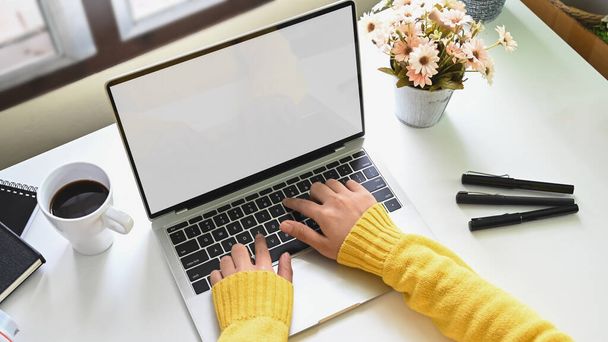 женские руки, печатающие клавиатуру, ноутбук с чистым экраном - Фото, изображение