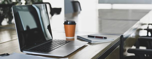 Ordinateur portable, café, ordinateur portable avec stylo mettre sur une table de réunion. - Photo, image