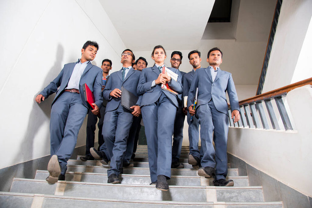 NAGPUR, MAHARASHTRA, INDIA, 13 KWIECIEŃ 2016: Niezidentyfikowana grupa młodych studentów MBA rozmawia razem o projekcie studiów i spacerach na Wydziale MBA w kampusie uniwersyteckim. - Zdjęcie, obraz