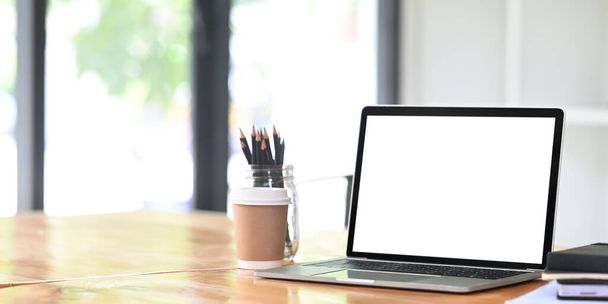  üres képernyős számítógép laptop fa munkaasztal csésze és ceruzák - Fotó, kép