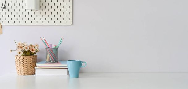 confortevole spazio di lavoro con tazza di caffè in ceramica e accessori per ufficio - Foto, immagini