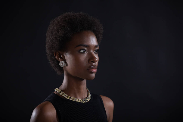 クローズアップポートレートのアフリカ系アメリカ人女性とともにafro髪型上の黒スタジオ背景 - 写真・画像