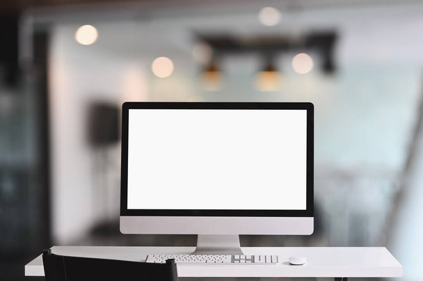 Monitor de computadora de espacio de trabajo con pantalla blanca en blanco sobre mesa blanca. - Foto, Imagen
