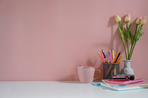 Arbeitsbereich mit kreativen. Versorgung, Kaffee und Tulpenblume auf stilvollem Tisch. - Foto, Bild