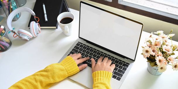 женские руки, печатающие клавиатуру, ноутбук с чистым экраном - Фото, изображение