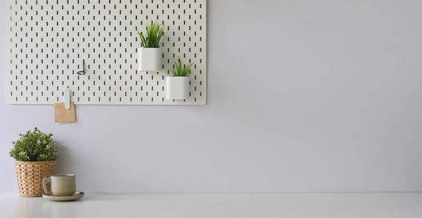 valkoinen pöytä kuppi ja kasvit ruukuissa - Valokuva, kuva