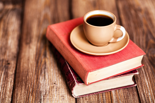 Könyvek és egy csésze kávé - Fotó, kép