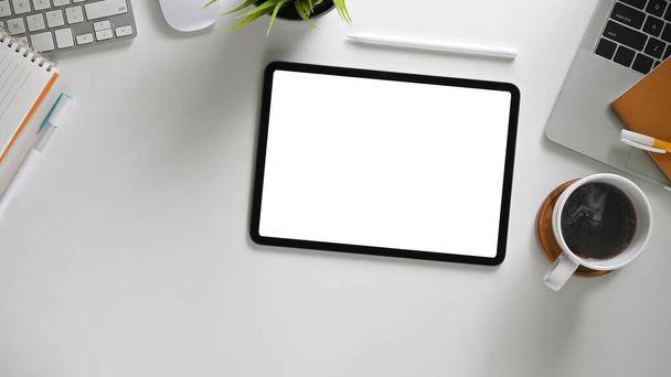 Digitaalisen tabletin yläkuva valkoisella tyhjällä näytöllä työtilassa  - Valokuva, kuva