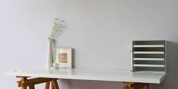 белый стол с украшениями и полкой для бумаг - Фото, изображение