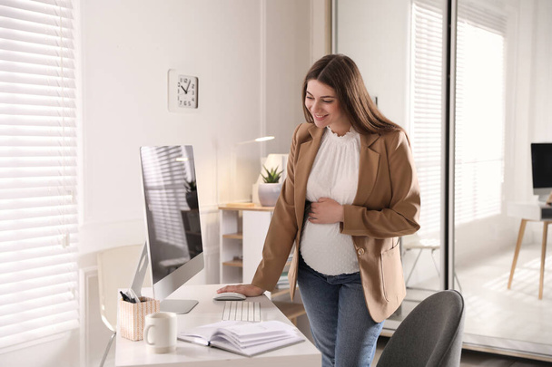 Pregnant woman working at home. Maternity leave - Foto, Imagen