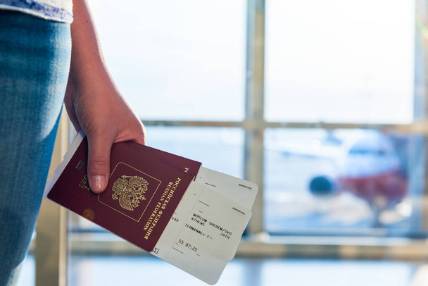 パスポートと搭乗券を持っている女性の閉鎖空港で - 写真・画像