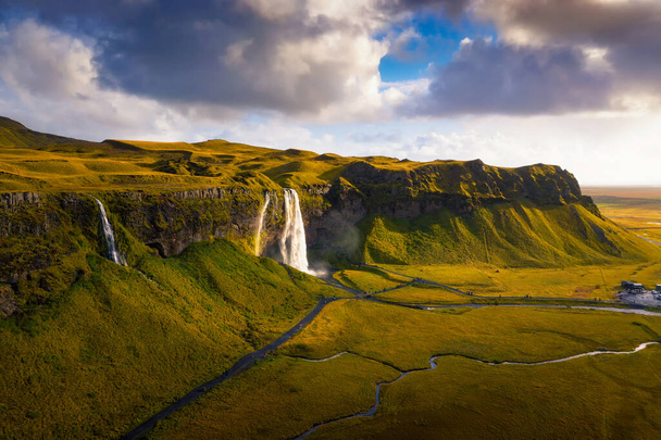Vista aérea de la cascada Seljalandsfoss en Islandia al atardecer - Foto, imagen