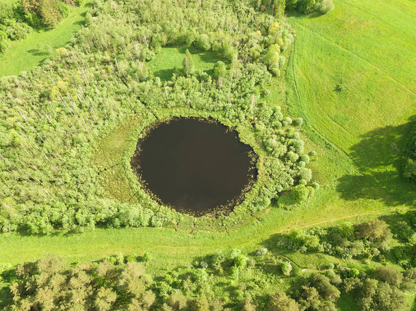 Drohnenblick auf den runden See Bozhye Oko oder Teufelsauge in der Region Braslav an einem sonnigen Sommertag, Weißrussland - Foto, Bild