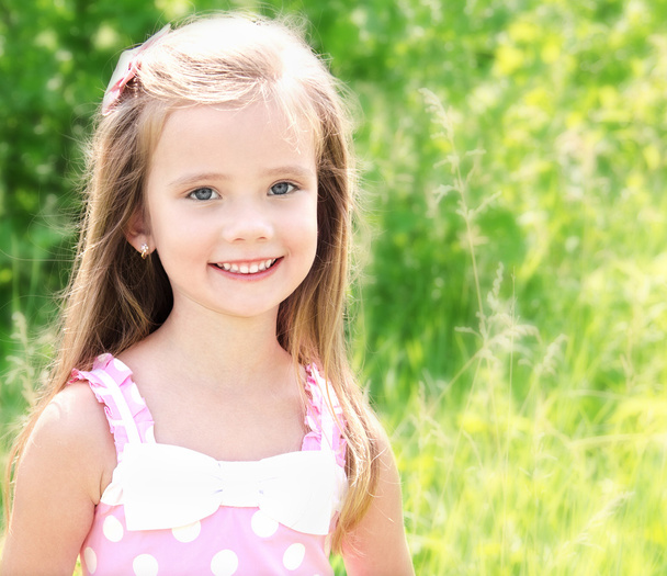Portrait of adorable smiling little girl - Foto, imagen