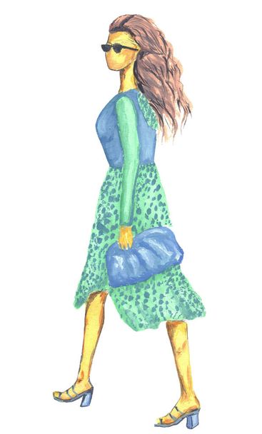 Иллюстрация моды. Девушка ходит в зеленом платье, солнечных очках и синей сумочке. Летний взгляд, идеи с одеждой. Женский стиль, модель, мода. Акварель для салона красоты, магазина, бутика. Isolated - Фото, изображение