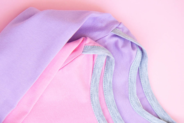 Πολύχρωμα βαμβακερά ρούχα. Σύνολο ρούχων σε nude χρώματα - Φωτογραφία, εικόνα