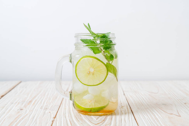 iced honey and lime soda with mint - refreshing drink - Foto, Imagen
