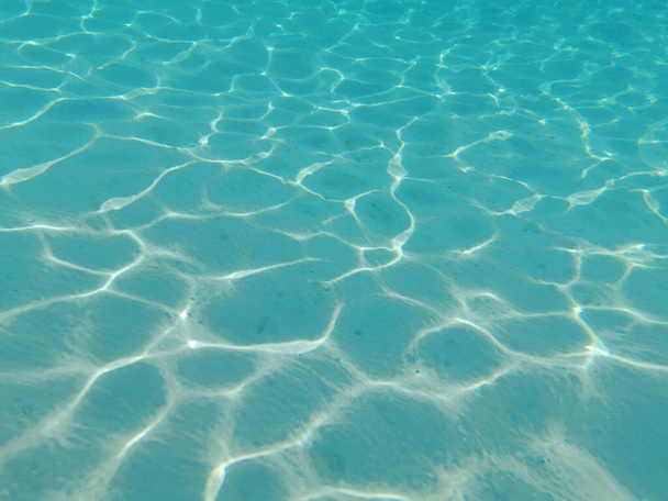 arena clara bajo el agua de mar como fondo agradable - Foto, Imagen
