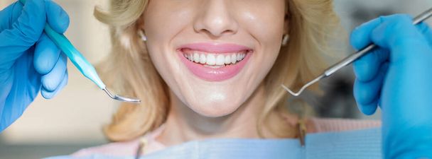 Cropped of female patient showing her white teeth - 写真・画像