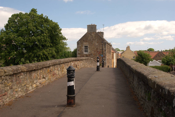 chodník přes starý kamenný most v Haddingtonu - Fotografie, Obrázek