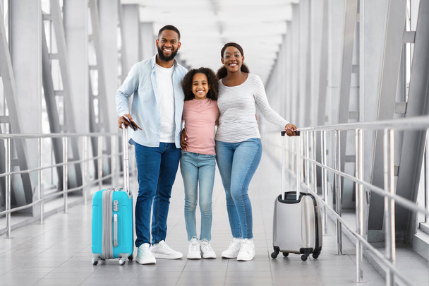 Black family traveling, posing together in airport - Valokuva, kuva
