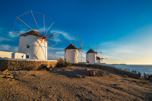 Perinteiset kreikkalaiset tuulimyllyt Mykonoksen saarella auringonnousun aikaan, Cyclades, Kreikka - Valokuva, kuva