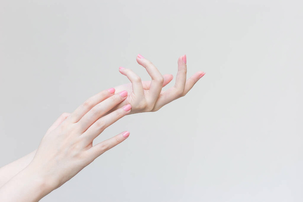 Mão de mulher bonita, mão feminina aplicando loção ou creme de mão para cuidar da mão no conceito de spa e manicure. - Foto, Imagem