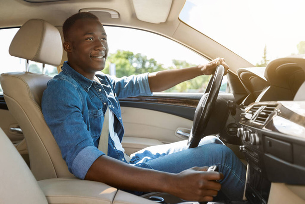 Happy black guy driving car, going to job - Foto, afbeelding
