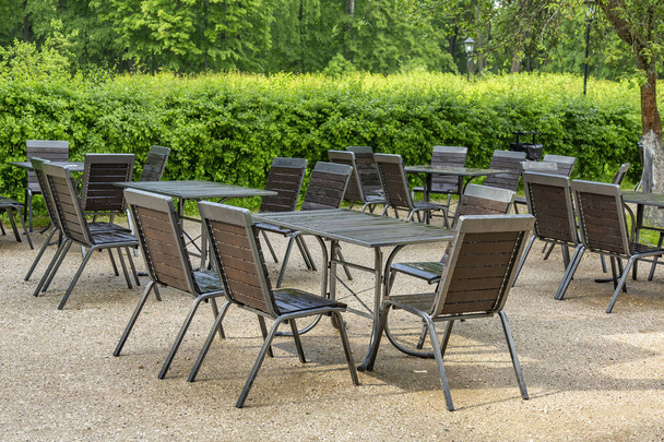 Tyhjä pöytä ja tuolit ulkona katu kahvila ilman ihmisiä symbolina talouskriisin - Valokuva, kuva