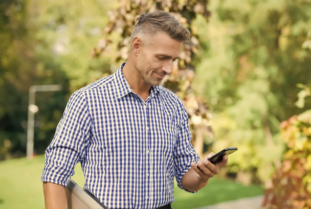businessman in shirt reading message on smartphone, agile business - Foto, afbeelding