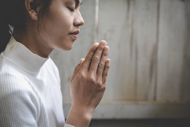 Sii rispettosa, donna, pregando con fede nella religione. Namaste o Namaskar mani gesto, Posizione di preghiera - Foto, immagini