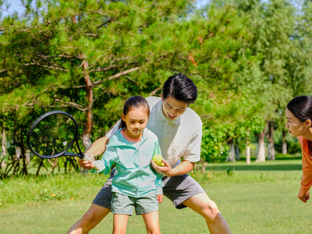 幸せな父親と娘は公園でテニスをしています - 写真・画像