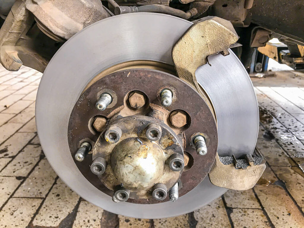 Réparer les vieux disques de frein de voiture avec un tour lisse. - Photo, image