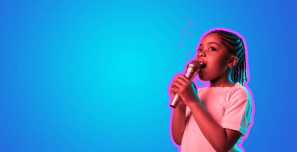 Neon rengi parlak mavi arka planda izole edilmiş küçük Afro-Amerikan kız portresi. El ilanı - Fotoğraf, Görsel