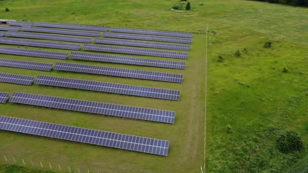 Vista aérea de painéis solares Farm célula solar com luz solar. Voo de drone sobre o campo de painéis solares, conceito de energia alternativa verde renovável. - Filmagem, Vídeo