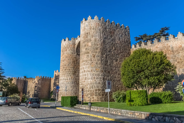 avila / İspanya - 05 12 2021: Ortaçağ tarihi avila kalesinin tam manzaralı San Vicente kapısı - Fotoğraf, Görsel