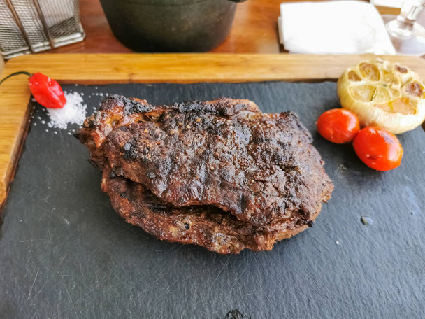 Vue du steak de bœuf grillé avec grand aspect, plat rectangulaire schiste, plat rustique cuisine typique artisanale... - Photo, image