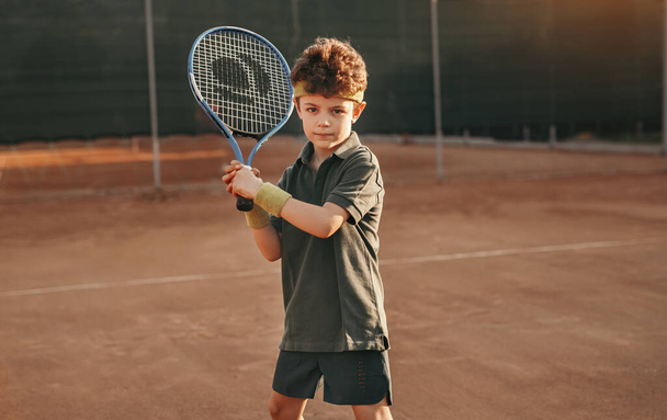 Little boy playing tennis on court - Foto, Bild