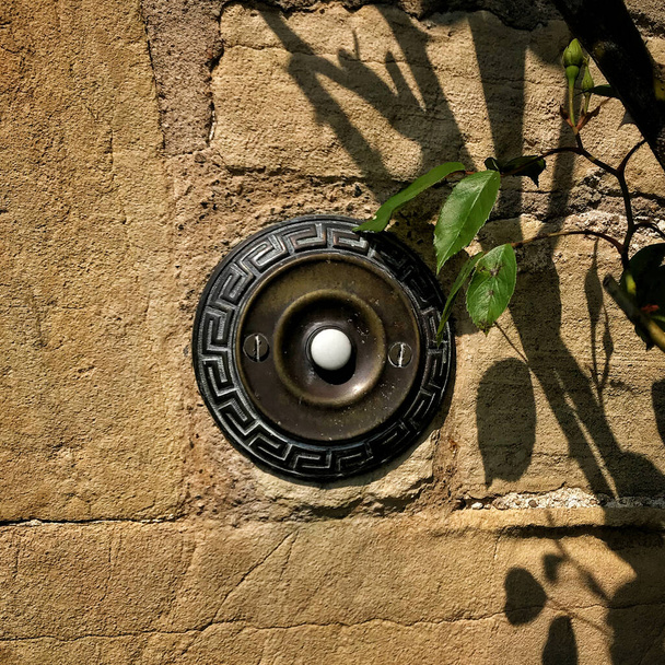 Παλιομοδίτικο κουδούνι ορειχάλκινη πόρτα που σε πέτρινο τοίχο - Φωτογραφία, εικόνα