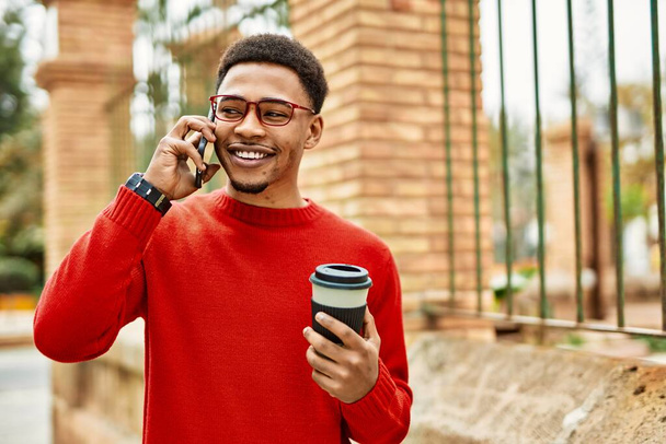 Handsome african american man outdoors speaking on the phone - Fotó, kép